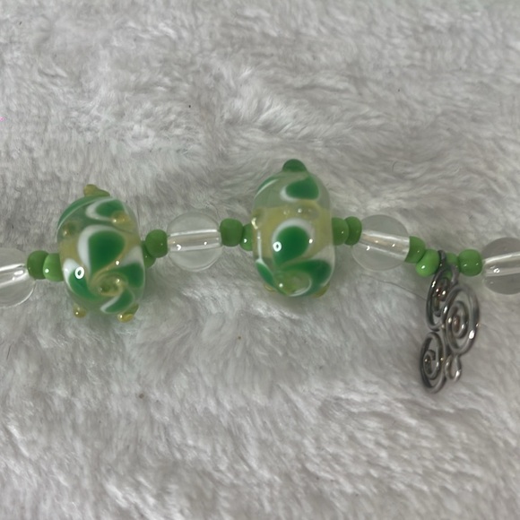 Vintage handmade beaded necklace and earring set. - Picture 4 of 6